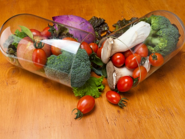 Τα συμπληρώματα διατροφής ή τα προϊόντα φυτοθεραπείας δεν είναι εντελώς ακίνδυνα ιδιαίτερα όταν χρησιμοποιούνται σε συνδυασμό με κάποια φαρμακευτική αγωγή. Μια νέα μελέτη που δημοσιεύτηκε στο έγκυρο « British Journal of Clinical Pharmacology» έδειξε ότι στο 2% των περιπτώσεων η αλληλεπίδραση των παραπάνω προϊόντων με κάποιο φάρμακο οδήγησε τους ασθενείς στο νοσοκομείο. Η κατανάλωση συμπληρωμάτων διατροφής και διαφόρων προϊόντων φυτοθεραπείας εμφανίζει συνεχή αύξηση στις χώρες της Ευρώπης. Εντούτοις, η χρήση των προϊόντων αυτών δεν είναι εντελώς ακίνδυνη αφού μπορεί να έχουν αρνητικές συνέπειες για τον οργανισμό όταν αλληλεπιδρούν με διάφορα φάρμακα. Για να κατανοήσουν καλύτερα το παραπάνω πρόβλημα, μια ομάδα επιστημόνων πραγματοποίησε μια έρευνα σε 947 ασθενείς που νοσηλεύονταν σε νοσοκομεία σχετικά με τη κατανάλωση συμπληρωμάτων διατροφής και προϊόντων φυτοθεραπείας, σε συνδυασμό με κάποια φαρμακευτική αγωγή και τα ανεπιθύμητα αποτελέσματα που μπορεί να έχει η ταυτόχρονη χρήση τους. Σύμφωνα, λοιπόν με τα αποτελέσματα της έρευνας, το 49% των ασθενών παραδέχτηκε ότι είχαν πάρει κάποιο συμπλήρωμα διατροφής ή προϊόν φυτοθεραπείας τον τελευταίο χρόνο. Στις απαντήσεις τους εντοπίστηκαν 89 διαφορετικά προϊόντα, μεταξύ των οποίων μερικά πολύ συνηθισμένα, όπως η βιταμίνη D, η βιταμίνη B12, η βιταμίνη C, οι πολυβιταμίνες, τα Ωμέγα 3 που προέρχονται από ιχθυέλαιο, το ασβέστιο, ο σίδηρος, το φυλλικό οξύ, το φασκόμηλο και η μέντα. Οι περισσότεροι καταναλωτές ήταν γυναίκες (67% των περιπτώσεων) και η μέση ηλικία τους άγγιζε τα 61 χρόνια. Η έρευνα έδειξε ότι στο 4% των περιπτώσεων, οι χρήστες είχαν κάποιες ανεπιθύμητες ενέργειες οι οποίες πιθανότατα συνδέονταν με την αλληλεπίδραση των παραπάνω διαφορετικών σκευασμάτων. Στο 1,8% των περιπτώσεων, ο ασθενής χρειάστηκε να νοσηλευτεί. Στην έρευνα καταγράφηκαν 25 διαφορετικές περιπτώσεις αλληλεπίδρασης, ενώ οι ειδικοί κατέγραψαν ως «πιθανή» αλληλεπίδραση στις 14 περιπτώσεις και ως «δυνατή» την αλληλεπίδραση σε 11 περιπτώσεις. Οι διαφορετικές περιπτώσεις Αξίζει να σημειωθεί ότι η πιο σοβαρή αρνητική επίδραση παρατηρήθηκε σε έναν ασθενή ο οποίος χρειάστηκε να διασωληνωθεί για αναπνευστική καταστολή και υπερκαπνία, γεγονός που θα μπορούσε να οφείλεται σε μια αλληλεπίδραση μεταξύ μεθαδόνης και φασκόμηλου. Η αλήθεια είναι ότι το φασκόμηλο αναστέλλει τον μεταβολισμό της μεθαδόνης, με αποτέλεσμα να αυξάνει τα επίπεδα της στο αίμα, καθώς και τις παρενέργειες, ειδικά στο αναπνευστικό. Σε μια άλλη περίπτωση, ένας ασθενής που έκανε θεραπεία με βαρφαρίνη για μια υποτροπιάζουσα φλεβική θρομβοεμβολή, πήγε στο νοσοκομείο με γαστρεντερική αιμορραγία και ανεξέλεκτο INR Ο ασθενής αυτός χρησιμοποιούσε την ίδια στιγμή 5 διαφορετικά είδη από συμπληρώματα διατροφής ή φυτικά φάρμακα, εκ των οποίων τα τέσσερα (πιο συγκεκριμένα ο λιναρόσπορος, τα ωμέγα 3 από ιχθυέλαιο, το χαμομήλι και το φασκόμηλο), μπορούσαν να αλληλεπιδράσουν με τη βαρφαρίνη και να αναστείλουν τον μεταβολισμό, προκαλώντας αιμορραγία και αυξημένο INR. Κάποιες άλλες αλληλεπιδράσεις που καταγράφηκαν στην έρευνα είναι οι παρακάτω: Το πράσινο τσάι με διγοξίνη , προκαλεί μείωση των επιπέδων της διγοξίνης Το ασβέστιο ή ο σίδηρος με λεβοθυροξίνη προκαλεί απώλεια ελέγχου του υποθυρεοειδισμού Το βαλσαμόχορτο με την ασπιρίνη προκαλεί αναιμία Συμπερασματικά, λοιπόν, μια στις 55 νοσηλείες (ποσοστό 1,8%) θα μπορούσε να έχει προκληθεί από την αλληλεπίδραση των διαφορετικών σκευασμάτων (φάρμακα, συμπληρώματα διατροφής, φυτικά προϊόντα) η οποία αφορά περισσότερο τους ηλικιωμένους ασθενείς με συνοδά νοσήματα, καταλήγουν οι ερευνητές οι οποίοι πιστεύουν ότι τα αποτελέσματα της έρευνας θα πρέπει να ενθαρρύνουν τους ιατρούς στα νοσοκομεία να ρωτούν τους ασθενείς τους σχετικά με τα συμπληρώματα διατροφής ή τα φυτά φάρμακα που κατανάλωσαν και να τα αναφέρουν στα ιατρικά αρχεία. Το ίδιο και η φαρμακοποιοί θα πρέπει αν είναι ιδιαίτερα προσεκτικοί στη χορήγηση συμπληρωμάτων διατροφής σε ασθενείς που ακολουθούν συγκεκριμένες φαρμακευτικές θεραπείες. Πηγή: lequotidiendupharmacien.fr