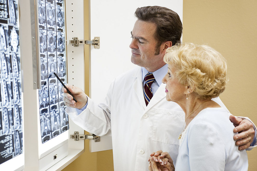 Πολλοί γιατροί ισχυρίζονται ότι αυτό που λατρεύουν περισσότερο στη δουλειά τους είναι η σχέση που αναπτύσσουν με τους ασθενείς τους. Πολλοί γιατροί ισχυρίζονται ότι αυτό που λατρεύουν περισσότερο στη δουλειά τους είναι η σχέση που αναπτύσσουν με τους ασθενείς τους.