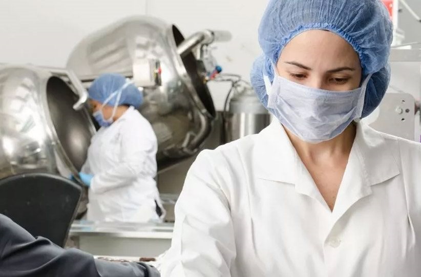 Στο προσκήνιο της αναζήτησης μίας θεραπείας κατά του Covid-19, η χλωροκίνη και η υδροξυχλωροκίνη προκαλούν ελπίδα αλλά και ερωτήματα. Στο προσκήνιο της αναζήτησης μίας θεραπείας κατά του Covid-19, η χλωροκίνη και η υδροξυχλωροκίνη προκαλούν ελπίδα αλλά και ερωτήματα.