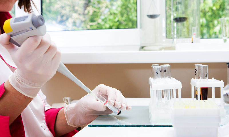 Διαταραχές στη Δράση της Ιντερφερόνης Αυξάνουν την Πιθανότητα Σοβαρής COVID-19.