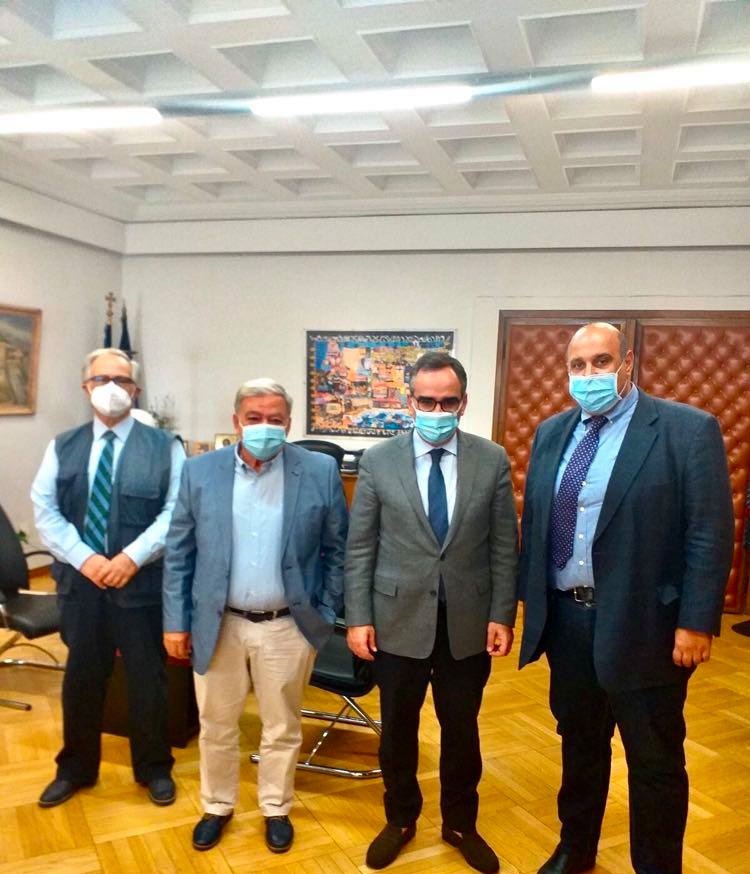 O υφυπουργός υγείας κ. Κοντοζαμάνης με τον πρόεδρο κ. Υφαντή, πλαισιούμενοι από τον κ. Τζούτζα και τον κ. Βάρδα. O υφυπουργός υγείας κ. Κοντοζαμάνης με τον πρόεδρο κ. Υφαντή, πλαισιούμενοι από τον κ. Τζούτζα και τον κ. Βάρδα.