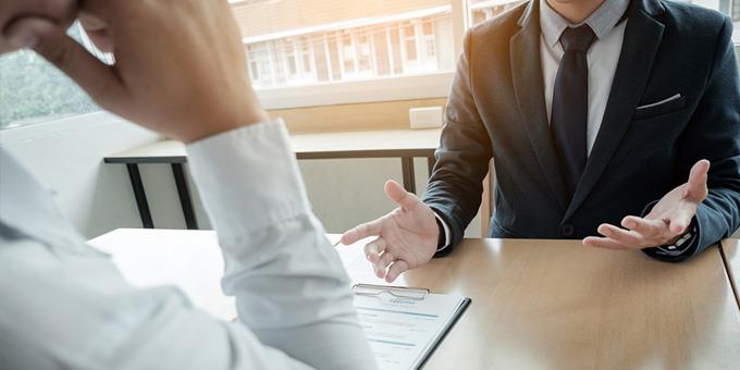 Μια αλλαγή στάσης ή ένα βλέμμα μπορεί να υποδηλώνει μια ενόχληση, μια διαφωνία, μια ανησυχία… Μια αλλαγή στάσης ή ένα βλέμμα μπορεί να υποδηλώνει μια ενόχληση, μια διαφωνία, μια ανησυχία...