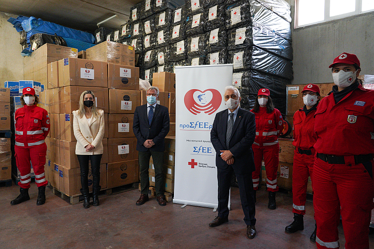 Η Δ/ντρια Επικοινωνίας ΣΦΕΕ, κα Μαρία Λεοντάρη, ο Γενικός Διευθυντής ΣΦΕΕ, κ. Μιχάλης Χειμώνας, και ο Πρόεδρος Ε.Ε.Σ., Δρ. Αντώνης Αυγερινός, μαζί με κλιμάκιο του Ε.Ε.Σ.