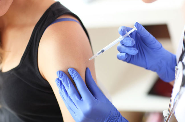 Οι Γυναίκες Εμφανίζουν Συχνότερες Ανεπιθύμητες Ενέργειες Μετά τον Εμβολιασμό για SARS-CoV-2.