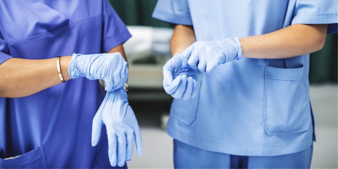 Πιο Πιθανό Είναι να Μολυνθούν οι Υγειονομικοί από Κορωνοϊό στο Σπίτι τους ή στην Κοινότητα Παρά στο Νοσοκομείο.