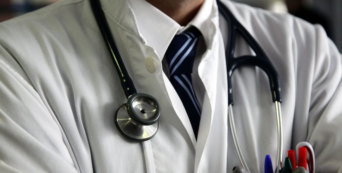 Ο ιδανικός συνεργάτης του ιατρού πρέπει να πλησιάζει τον ασθενή με διάθεση εξυπηρέτησης και παροχής κάθε βοήθειας.