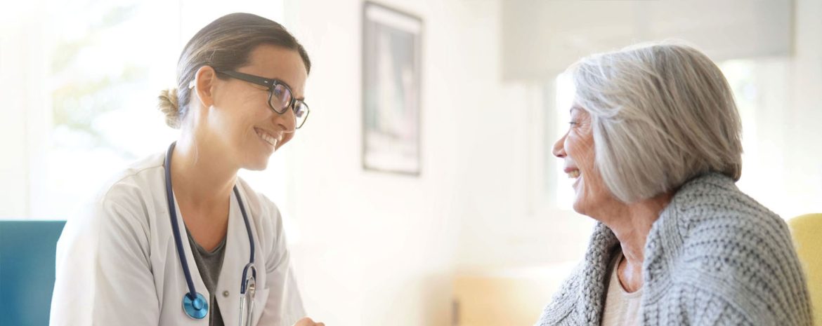 doctor-reassures-patient Η Συμμόρφωση Ασθενών στη Φαρμακευτική Αγωγή: Μια Πρόκληση στις Υπηρεσίες Υγείας