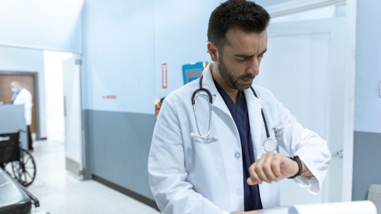 Πώς συνδέεται η νυχτερινή εργασία με την εμφάνιση long COVID