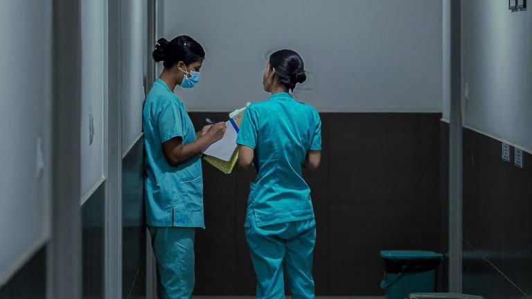 MedWatch: Πώς λειτουργεί το νέο ψηφιακό “ραντάρ” ελέγχου των ιδιωτικών δομών υγείας